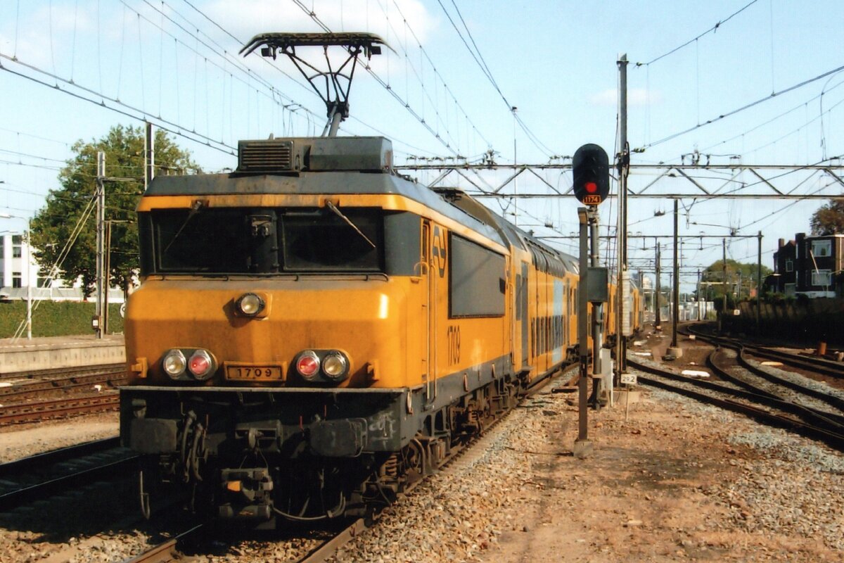 NS 1709 pushes a DD-AR set as stopping train toward Roosendaal out of Dordrecht on 27 September 2009.
