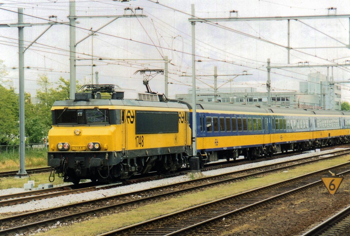 NS 1748 enters 's-Hertogenbosch with a Maastricht bound IC service on 18 October 2005.