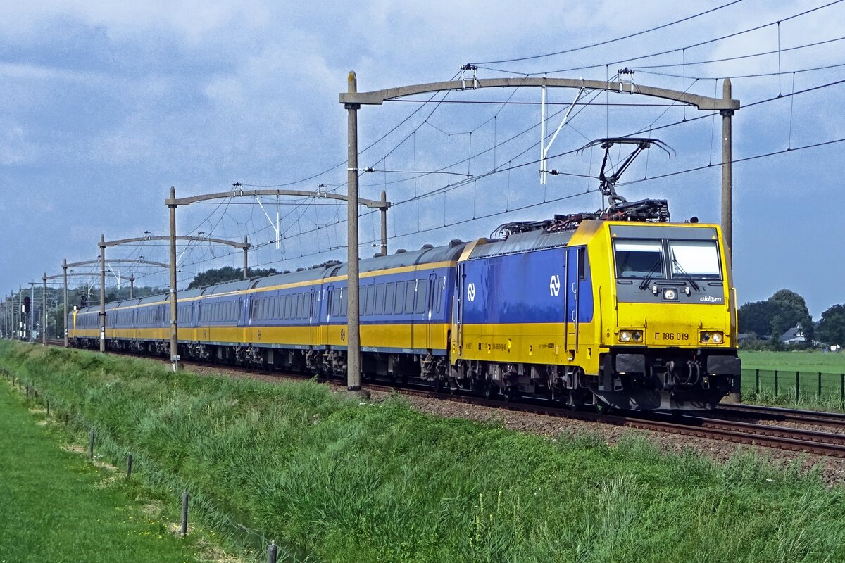 NS 186 019 banks a passenger train through Hulten on 16 August 2019.