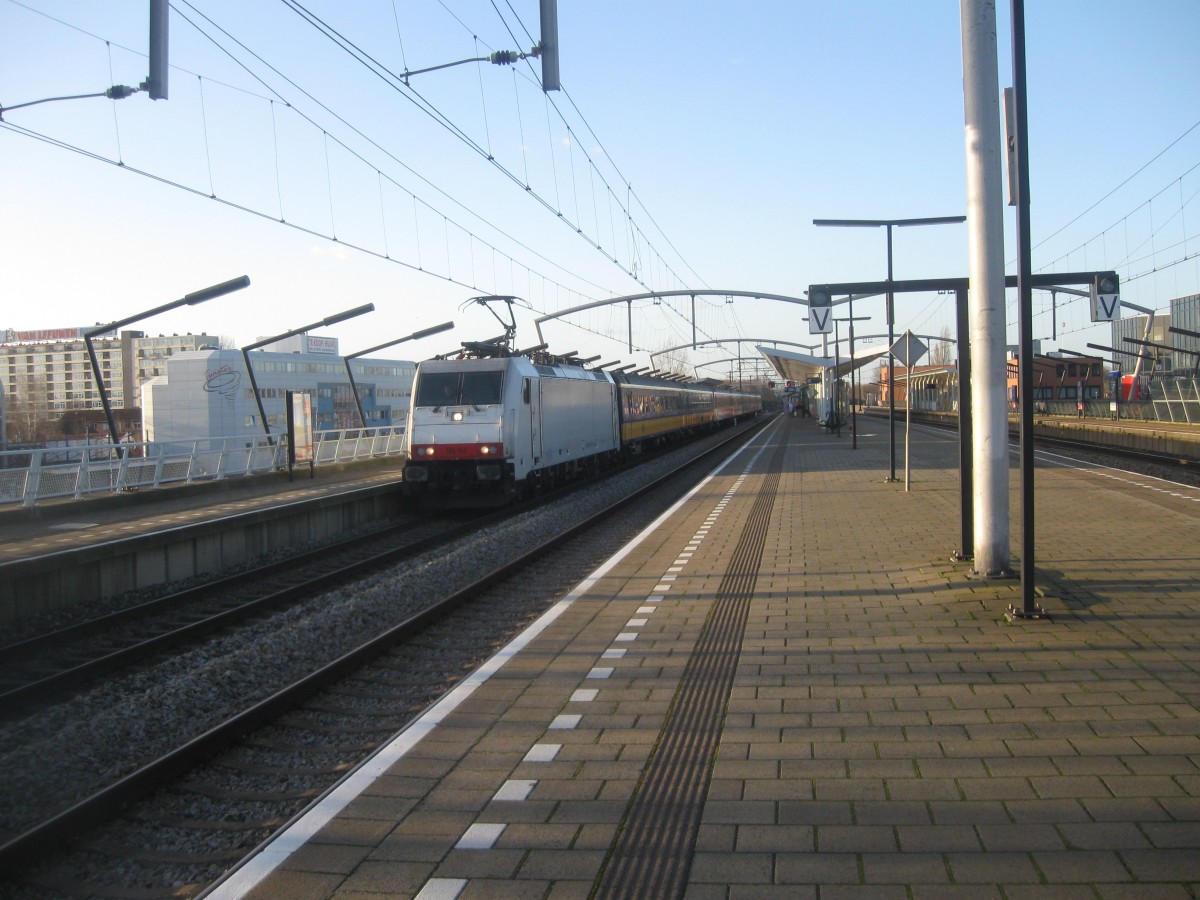 NS 186-142 comes though Zwijndrecht with an Express bound for Brussels, 02/01/2015.