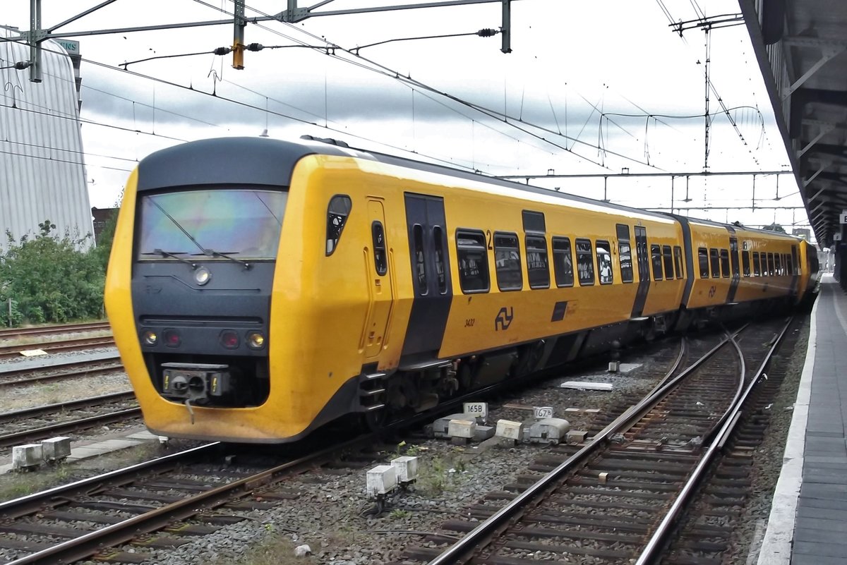 NS 3422 leaves Hengelo on 8 September 2015 in her last year of service. 