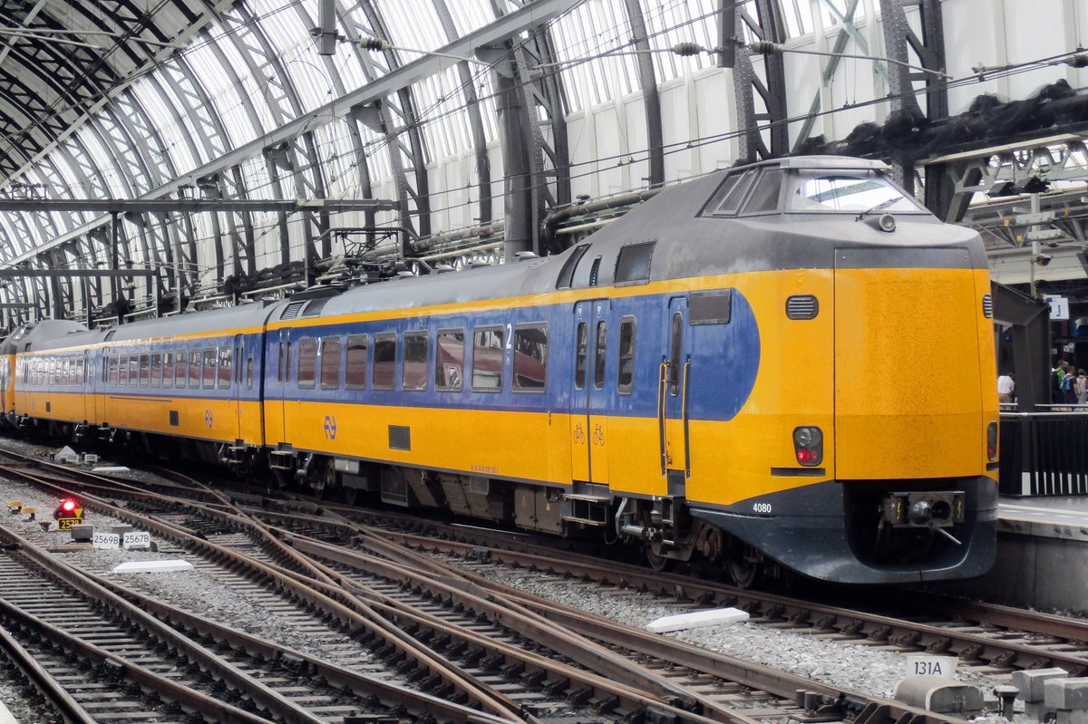 NS 4080 stands in Amsterdam Centraal on 8 July 2018.