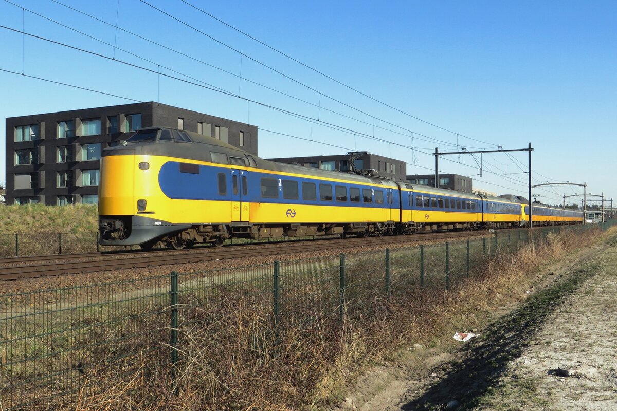 NS 4094 speeds through Tilburg-Reeshof on 8 March 2022.