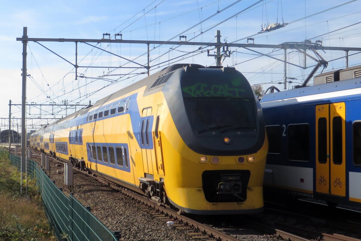 NS 8734 leaves Nijmegen on 26 October 2022 as an IC service to zwolle.