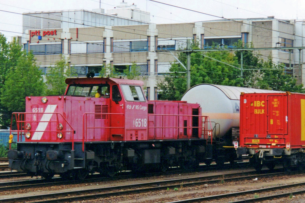 NS Cargo 6518 shunts on 21 July 2000 in Sittard.