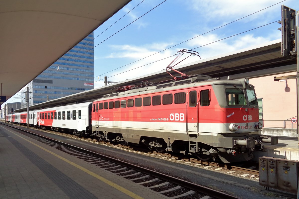 ÖBB 1142 632 stands on 15 September 2015 in Linz Hbf.