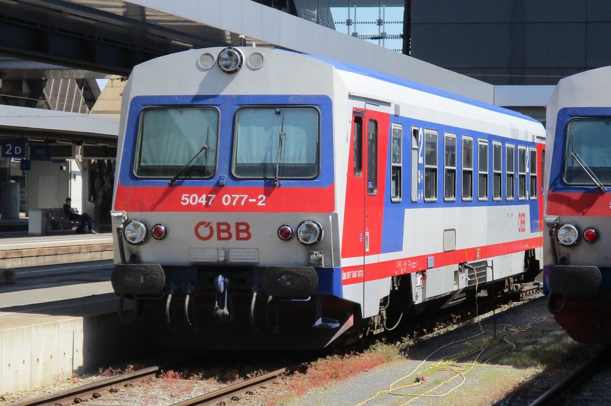 ÖBB 5047 077 stands at Wels Hbf on 6 May 2018.