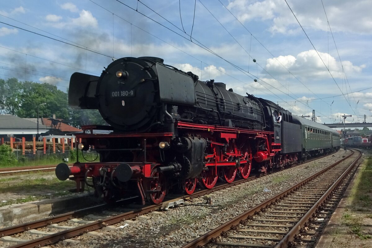 On 1 June 2019 BEM's own 001 180 hauls an extra train from Donauwörth into Nördlingen due to 50 Years of the Bayerisches Eisenbahnmuseum in 2019.