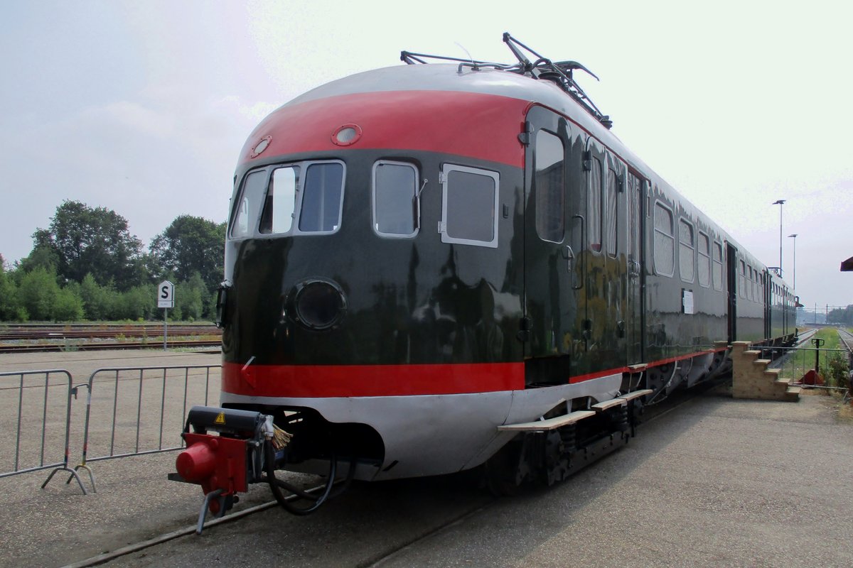 On 10 June 2018, NS 252 is seen during an exhibition at Blerick. This EMU belongs to the NSM at Utrecht.