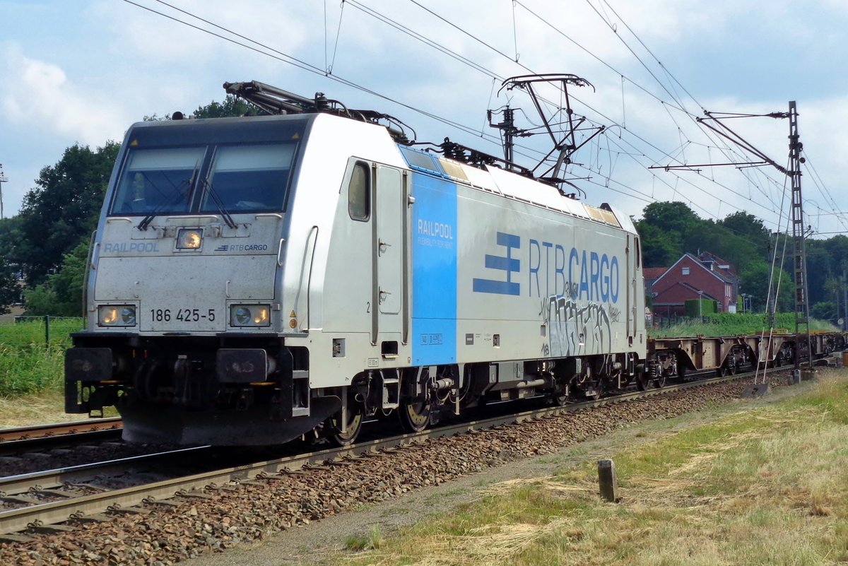 On 10 June 2018 RTB 186 425 enters Venlo with a completely empty container train.