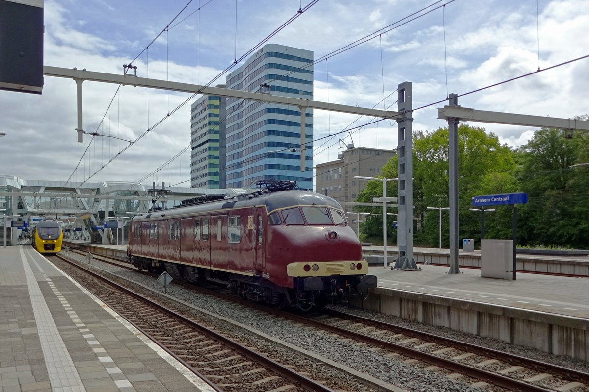 On 10 May 2019, Mp 3031 made an extra journey from the NSM Utrecht to and from Arnhem. Here, the Dutch postal EMU is seen leaving Arnhem for the back leap.