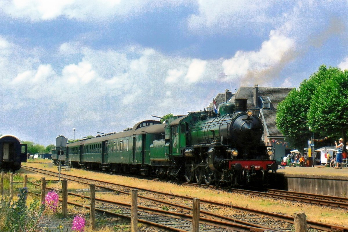 On 11 July 2010 ZLSM, former SJ 1289 stands with a steam shuttle to Kerkrade in Simpelveld. In 1994 the ZLSM hit the headlines when they bopught three Swedish steam locos out of the then disbanded military reserve (the possible deployment of nuclear weapons in the event of a war would take out electrics and diesel-electric tractions because of the Electro-Magnetic Pulse or EMP, that overloads everything electric thus disabling a big chunck of the railway traction park. Steam engines are not subject to the effects of an EMP). One of these steamers, 1289 was sponsored by the Netherlands Spoorwegmuseum at Utrecht and received a Dutch steamer livery in green and black. Sadly, 1289 is also out of order at the ZLSM for more than a decade.
