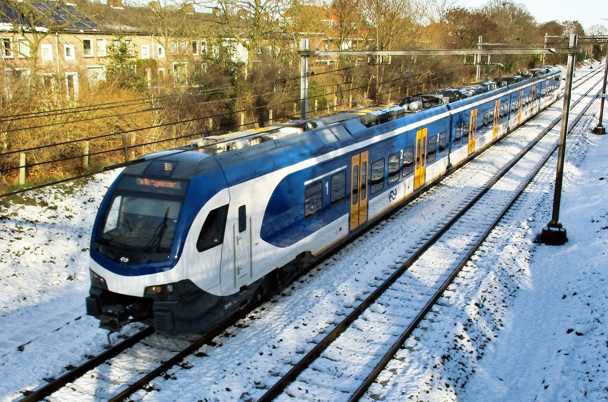 On 13 January 2017 NS 2514 passes under a bridge near Nijmegen Goffert.