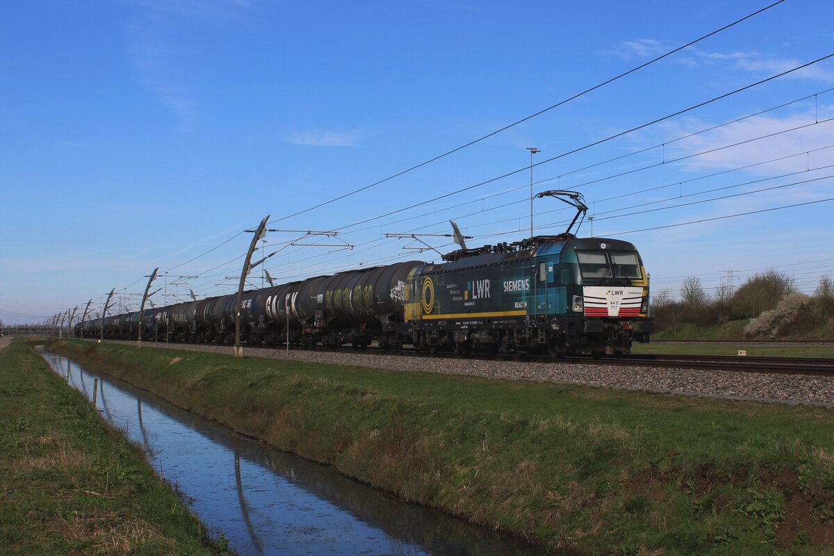 On 14 March 2024 BLS Cargo X4E-717 hauls a tank train to Trecate through Valburg and advertises for the LWR -the Loco Works Rotterdam, formerly ythe base of Shunter Tractie.
