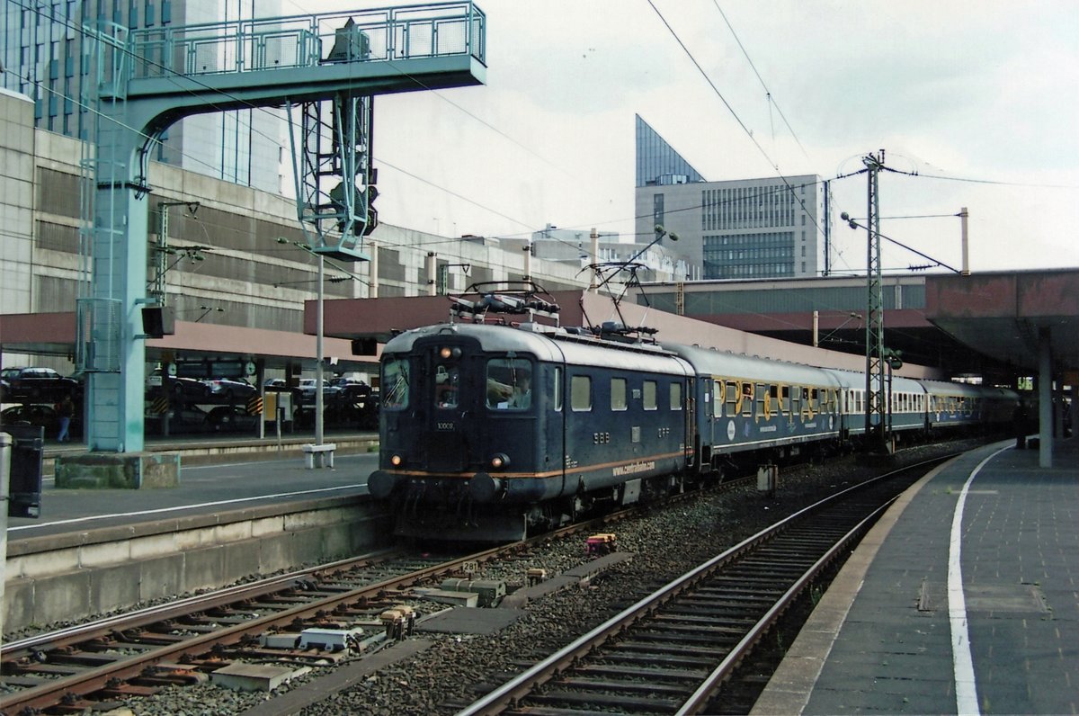 On 14 May 2007 CBB 10008 stands with an extra train at Düsseldorf Hbf.