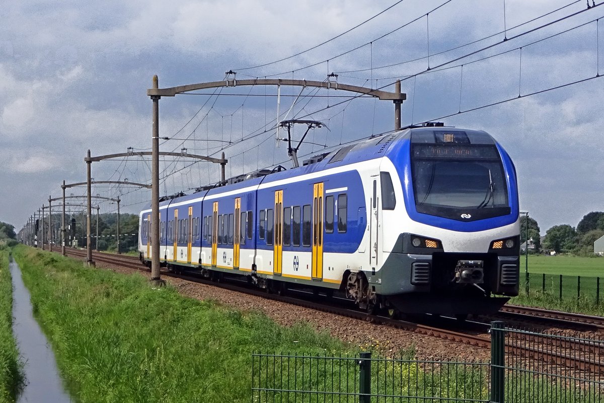 On 16 August 2019 NS 2516 speeds through Hulten. Specially when the Betuwe-Route is out of use (because of works on the connecting German track Emmerich--Oberhausen) and most freights are diverted via Venlo--Eindhoven--Tilburg--Dordrecht--Kijfhoek, Hulten aleways sees some railway photograpers.