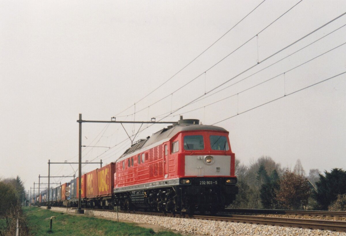 On 16 July 2006, DB 232 903 hauls a container train through Alverna.