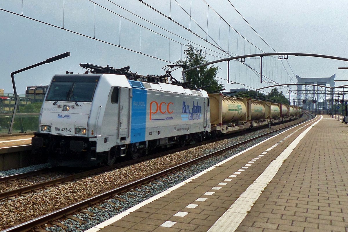 On 16 July 2016, RTB 186 423 hauls a tank container train through Zwijndrecht (NL).