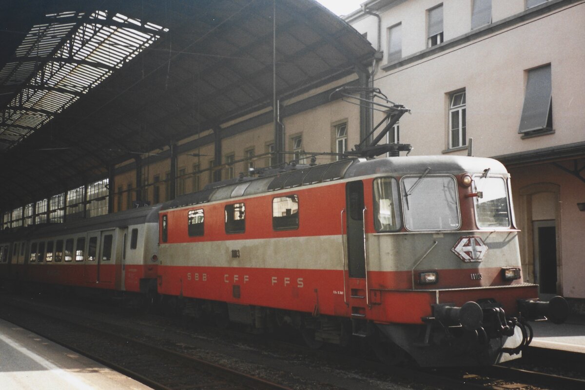On 17 July 2000 SBB 11103 calls at Olten with former Swiss-Express stock. Since both loco and coaches carry the 1970s Swiss-Express colours, this seems a leap back in time.