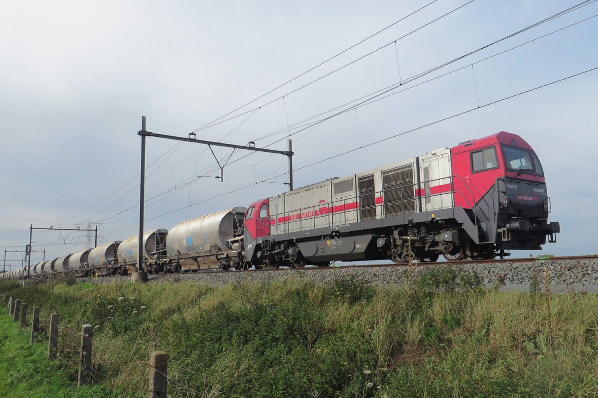 On 17 October 2021 IRP 2104 banks a diverted dolime train through Niftrik. IRP is a daughter operator of Lineas.
