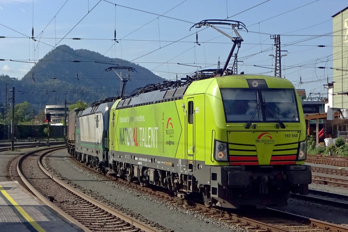 On 17 September 2018 TX Log 193 559 hauls an intermodal into Kufstein station, where she will go off the train.