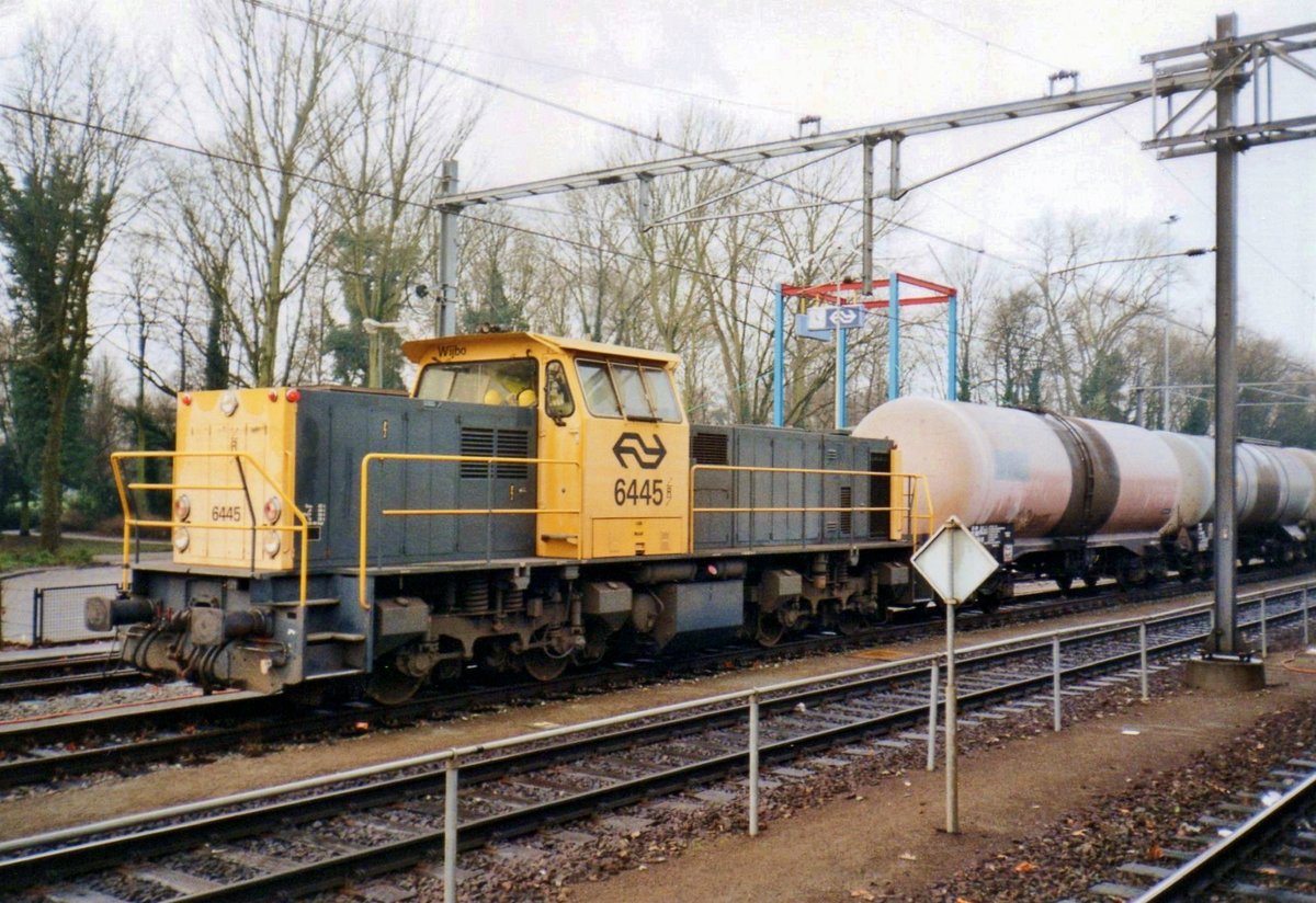 On 18 August 1998 NS 6445 shunts at Dordrecht.