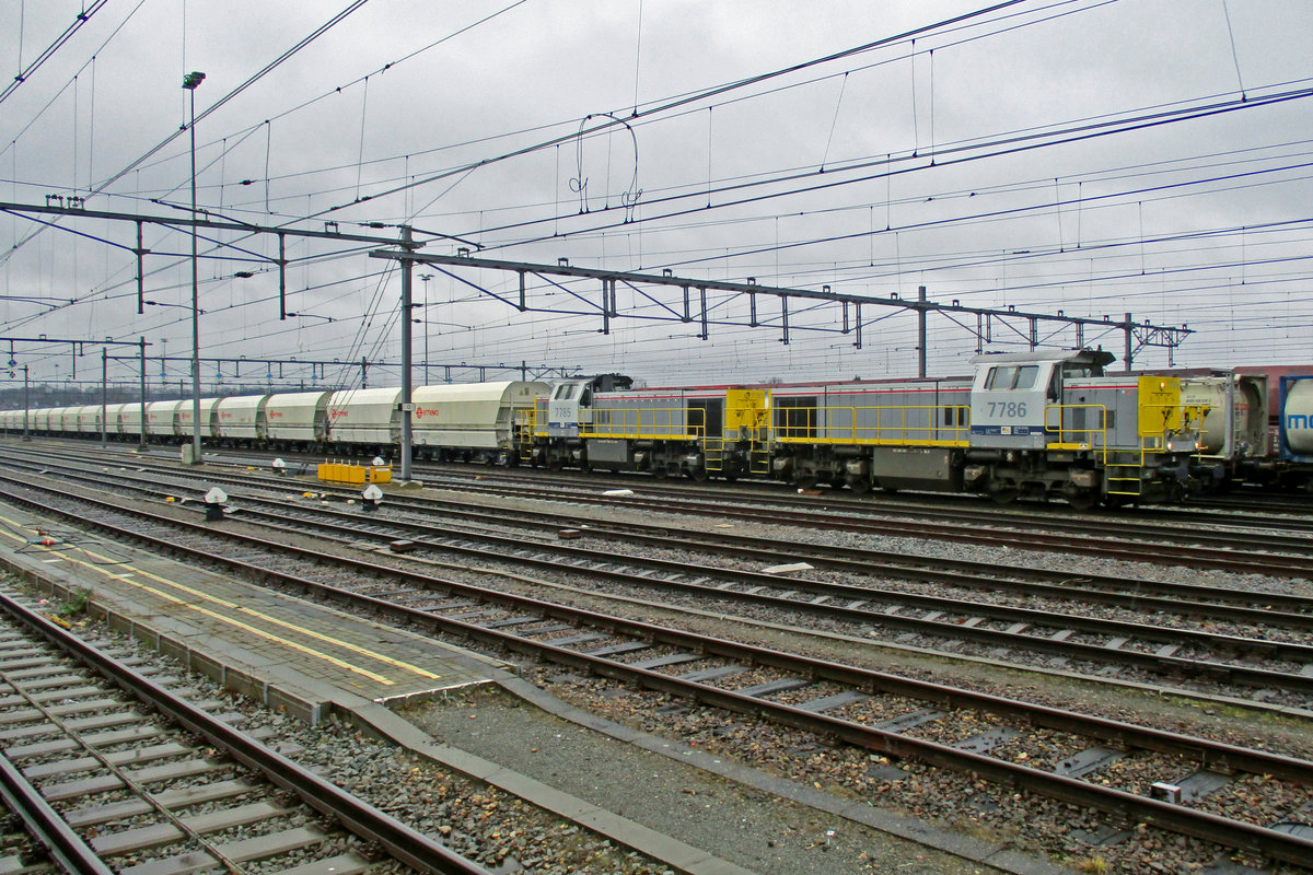 On 18 March 2017 it rained when Lineas 7786 eneterd Venlo with the lime train from Yves-Gomezée. 