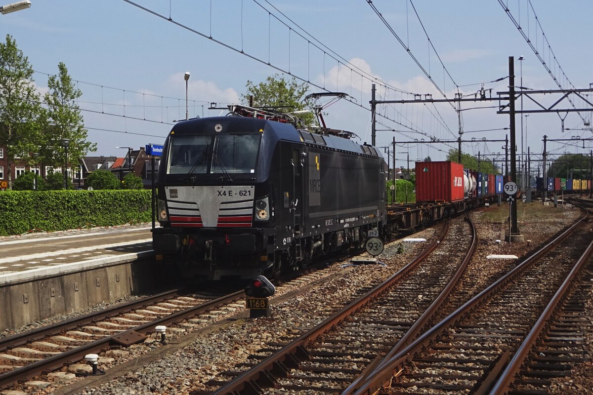 On 18 May 2019 LTE X4E-621 hauls the LInz intermodal shuttle through Dordrecht-Zuid.
