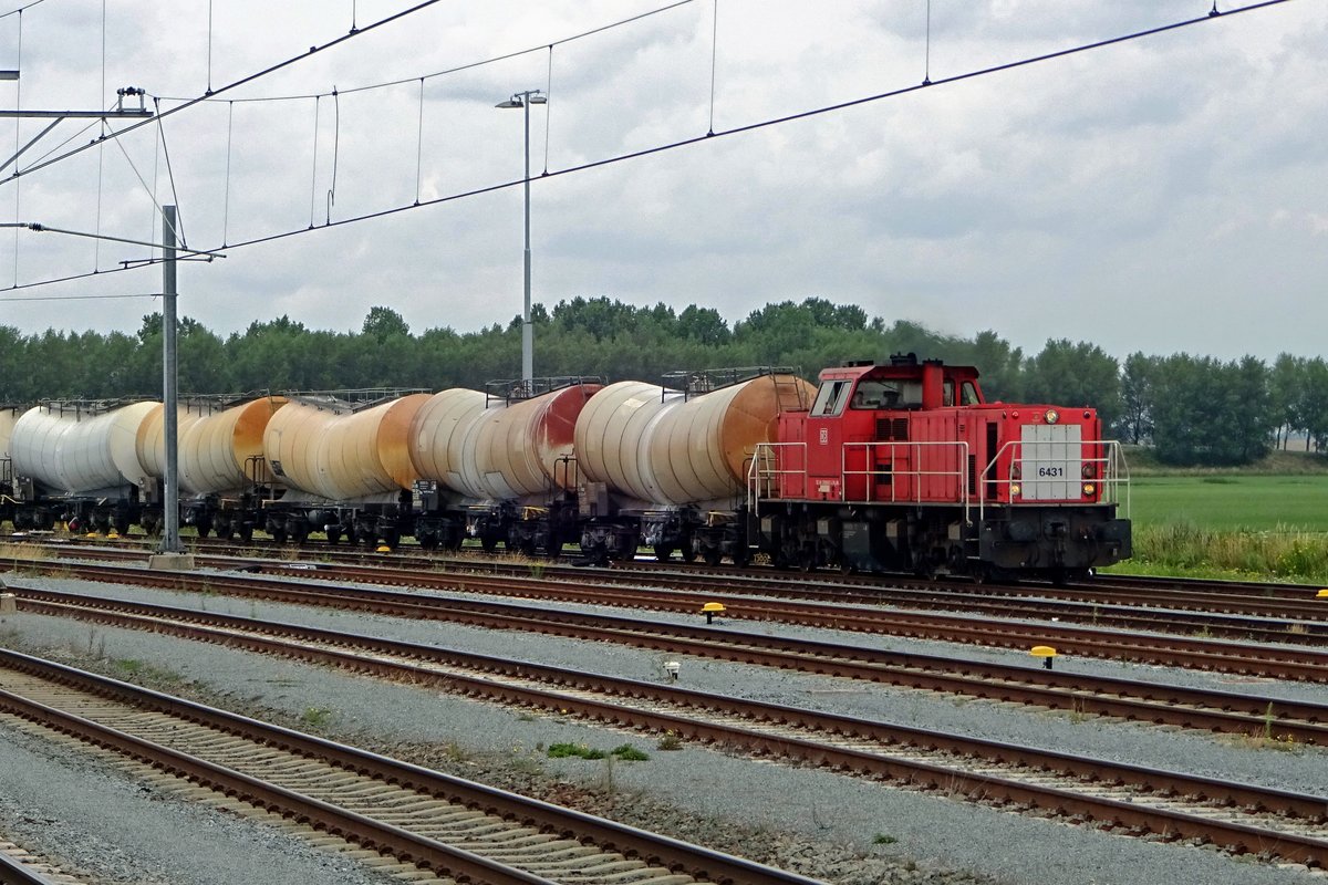 On 19 July 2017, a lime slurry train headed by 6431 enters Lage Zwaluwe from Moerdijk. There, the loco will be swapped for the NMBS Class 77 which will take the train toward Antwerpen -after having hauled a similar kind of train (but empty) to Lage zwaluwe. There, the 6400 that took the filled lime slurry train into the station, will take over the empty stock and return to Moerdijk.
