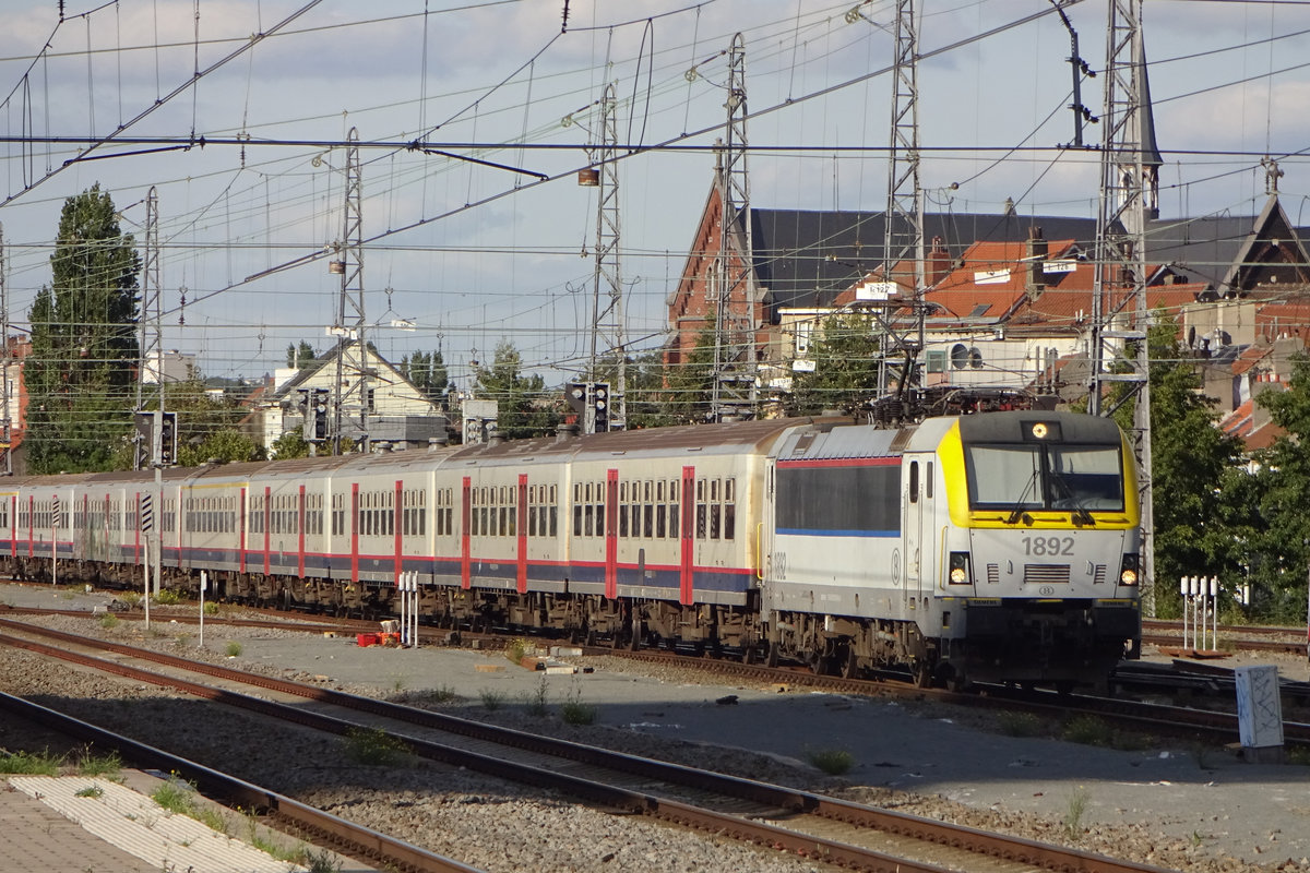 On 19 September 2019 NMBS 1892 hauls a peak hour train into Bruxelles-Misi.