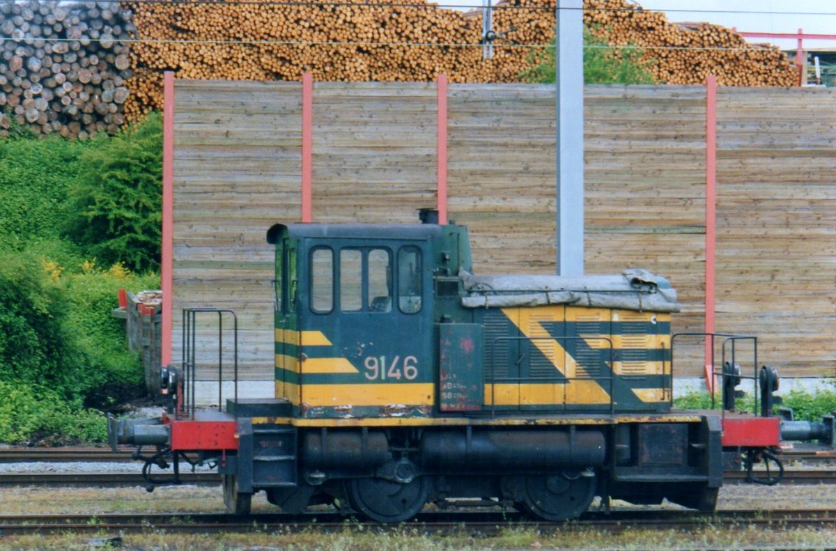 On 2 August 2000 little shunter 9146 stands in Jemelle.