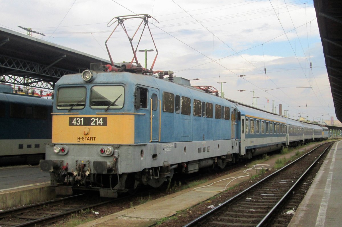 On 20 September 2017 MAV 431 214 stands with a replacement service for a cancelled IC at Budapest-Delí.