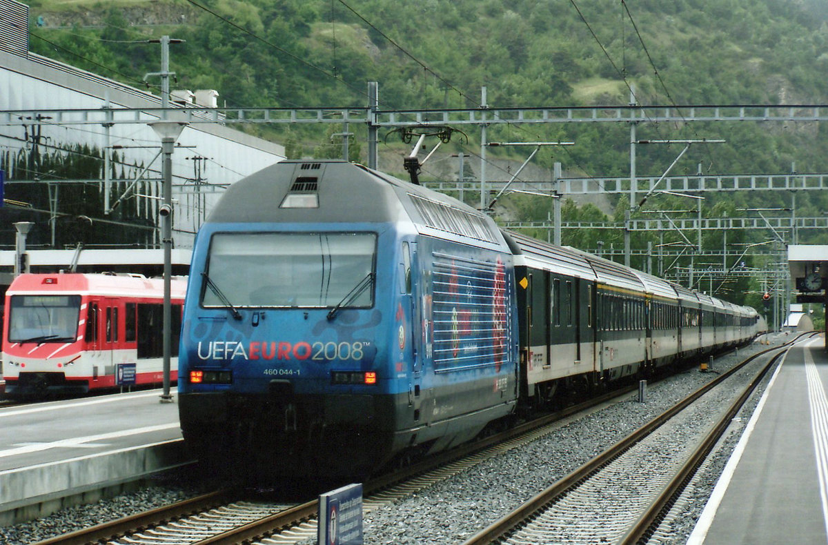On 21 May 2008 SBB 460 044 pushes an IC to Bern out of Visp.