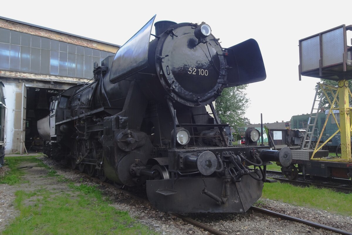 On 21 May 2023 Austrian Kriegslok 52.100 stands in the Heizhaus Strasshof. The dot between Classnumber and individual number is correct for Austrian steam engines.