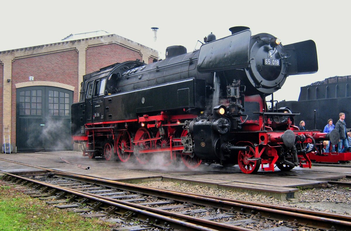 On 21 October 2012 SSN 65 018 stands at Rotterdam Noord during the annually held open weekend.