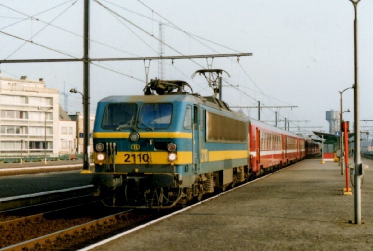 On 23 July 1997, NMBS 2110 calls at denderleeuw.