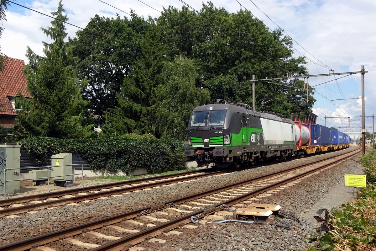 On 25 July 2021, diverted Kat't-shuttle train headed by RFO 193 734 passes through Wijchen.