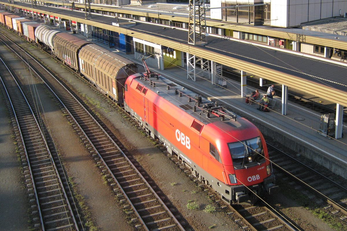 On 25 May 2012, a mixed freight with 1116 037 speeds through Kufstein.