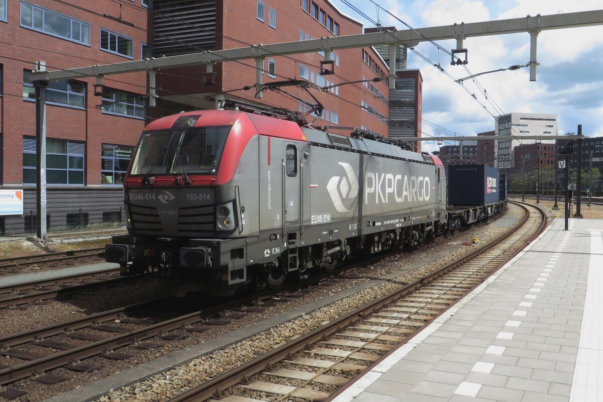 On 25 May 2021 PKP Cargo EU46-514 hauls the Chegndu container shuttle through Amersfoort, where she will take a break for about 15 minutes.