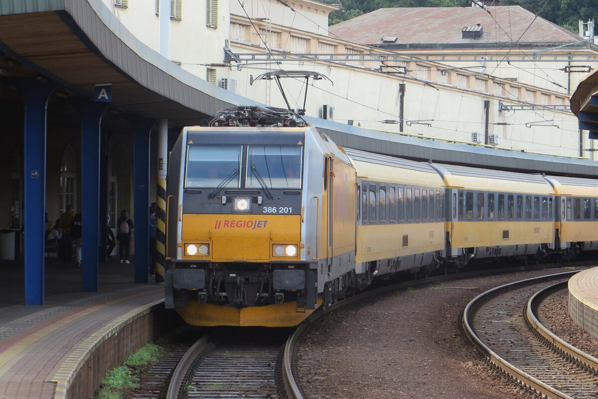 On 26 August 2021 RegioJet 386 201 calls at Bratislava hl.st., where the loco will run round for the back ride to Praha.