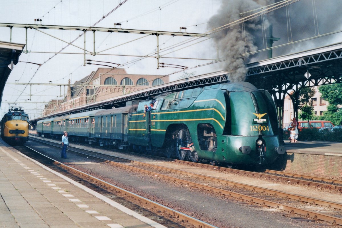 On 27 July 1989 Atlanmtic 12.004 heads the extra train 'Sinjoren Expres' at Roosendaal. Just six engines strong, this class Atlantics (2B1, a.k.a. 442) was specially build for fast trains between Bruxelles-Midi and Oostende on the fast track via Gent Sint-Pieters and Brugge and entered service in 1939. Sadly, WW-2 ended all plans for further expansions of this superb class. 
