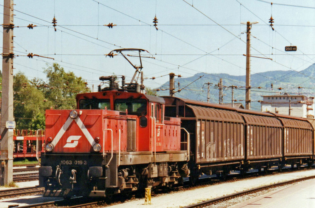On 27 May 2002, local freight with 1063 019 passes through Feldkirch toward Bludenz.