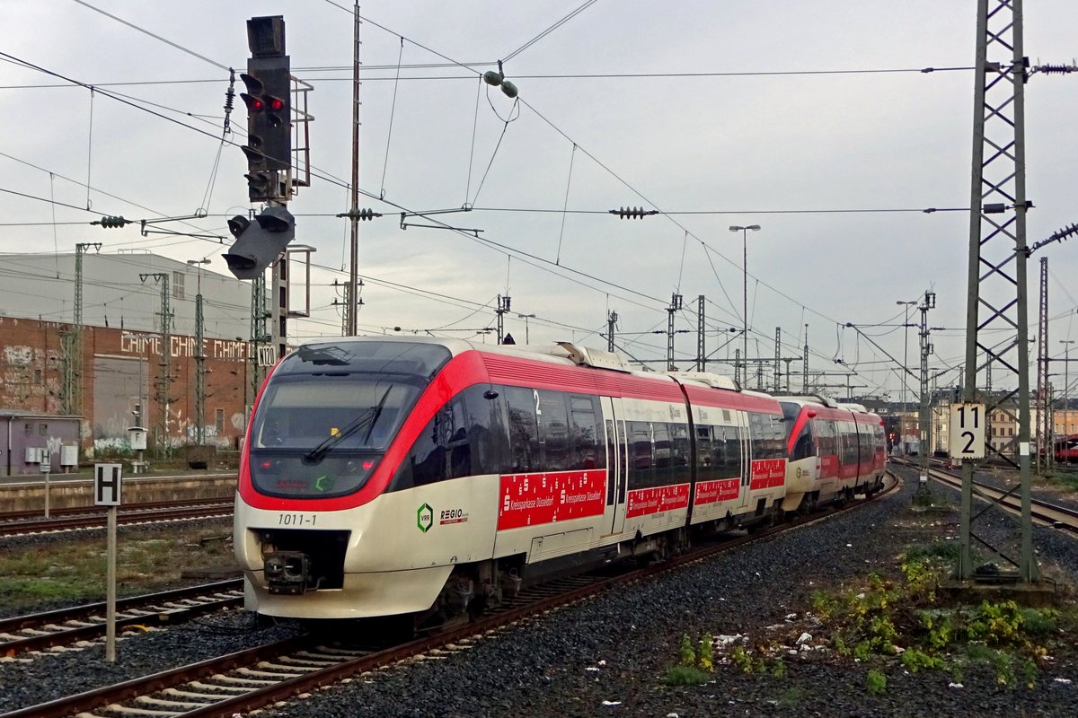 On 28 December 2019, ex-VolmeTalbahn 1011-1 leaves Düsseldorf Hbf.