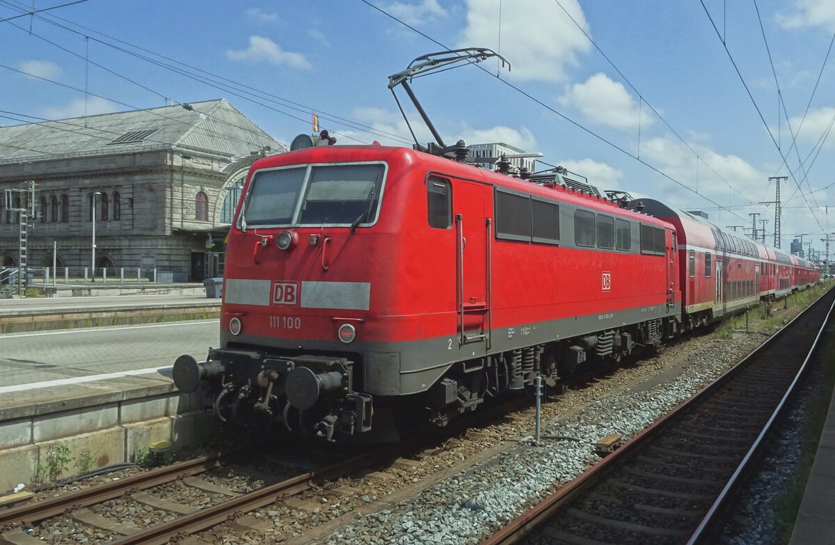 On 28 May 2022 an Re with 111 100 calls at Nürnberg Hbf.