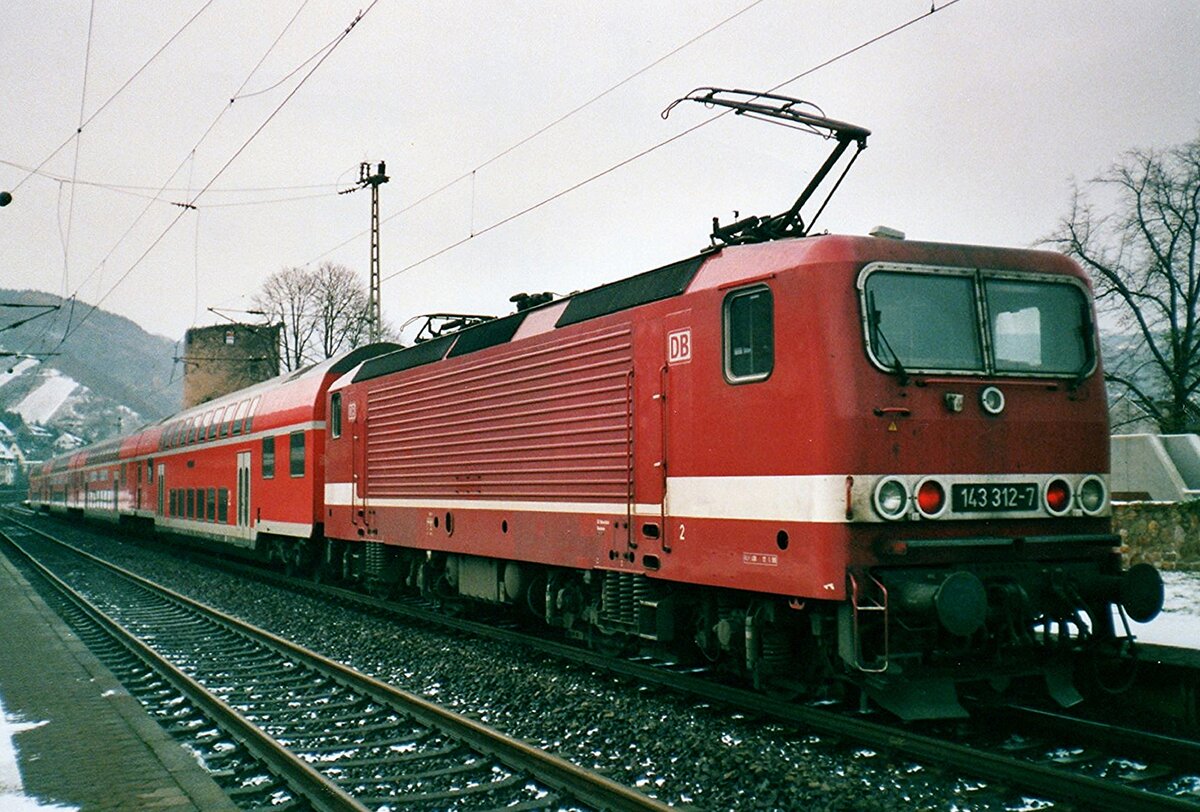 On 29 December 2003 DB 143 312 calls at Bacharach, still carrying the old DR-red livery. The new traffic red order already is present on the double deck coaches.