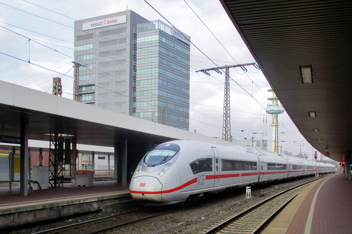 On 30 December 2018 ICE 407 014 calls at Duisburg Hbf.