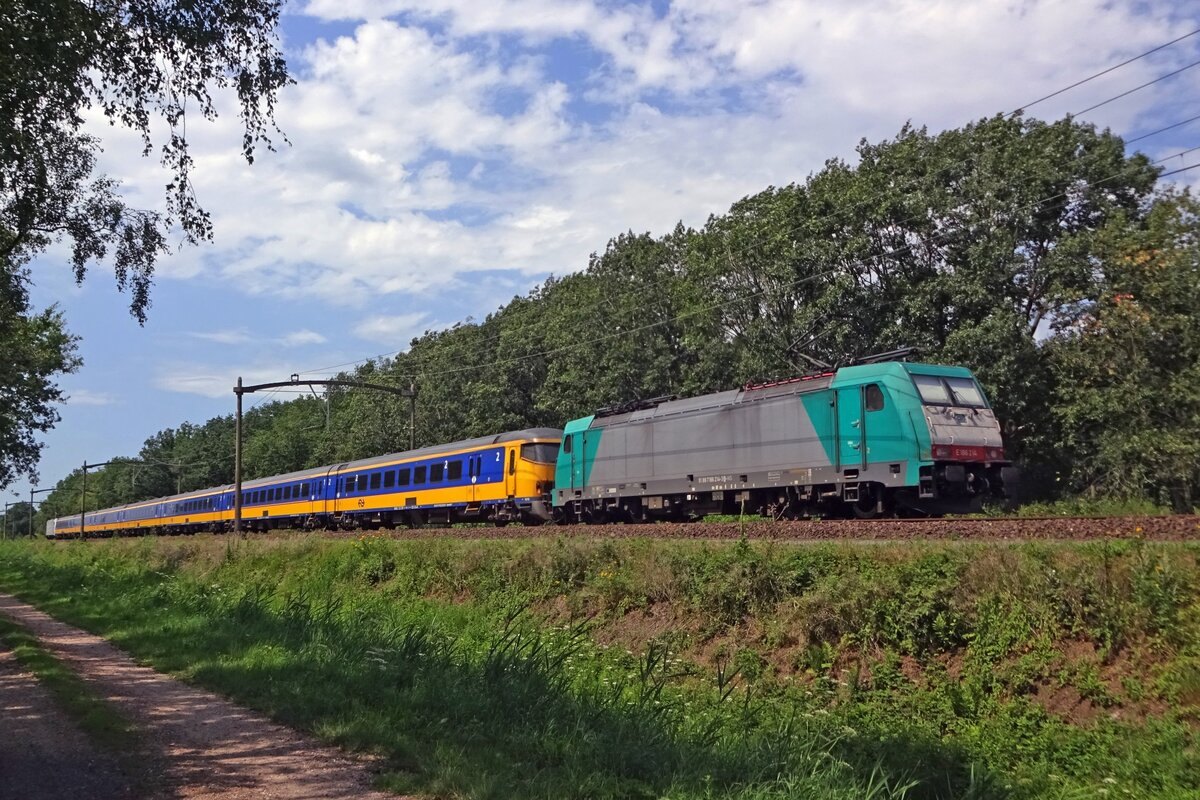 On 30 July 2019 NS 186 214 hauls an IC-Direct and passes Tilburg Oude Warande.