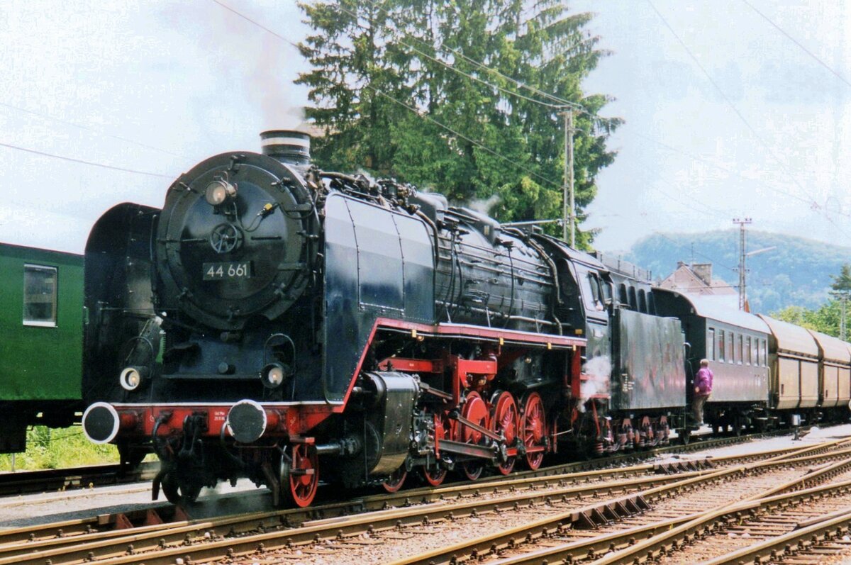 On 30 May 2004, ÖGEG 44 661 hauls a photo freight train out of Salzburg-Itzling.