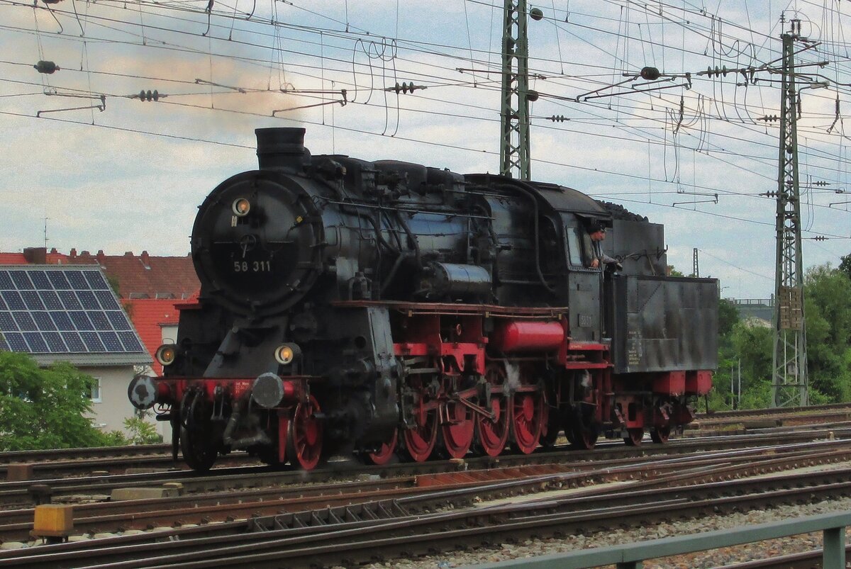 On 31 May 2014 during the Dampfspektakel RLP 58 311 runs light at Neustadt (Weinstrasse). 
