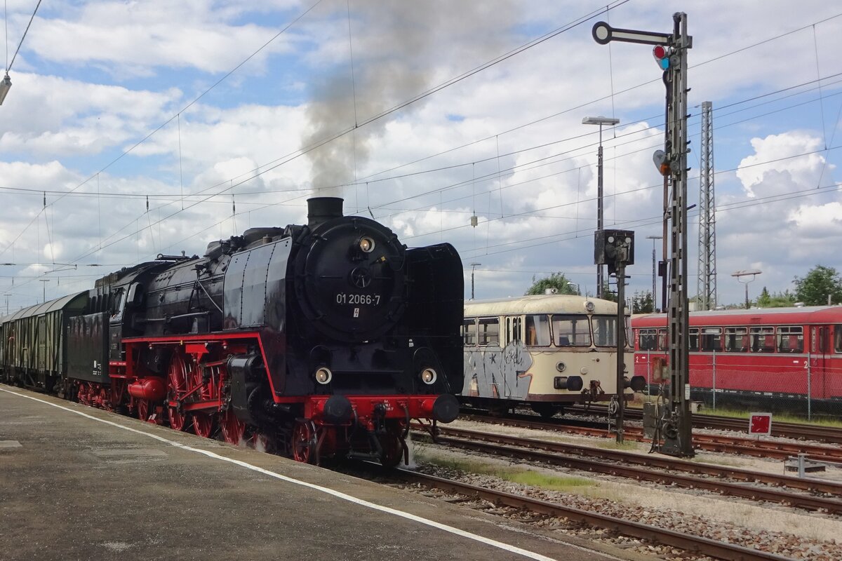 On 31 May 2019 Pacific 01 2066 stands in Nördlimngen station. This station has been heavily modernised to catch up with the latest European standards concerning safety for people of reduced mobility, albeit at the sacrifice of the authentic sphere, Nördlingen station once had.